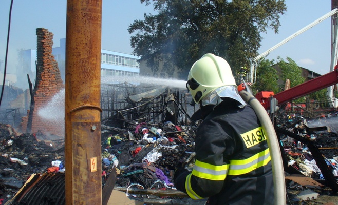 В Оломоуце сгорел большой склад текстильных изделий