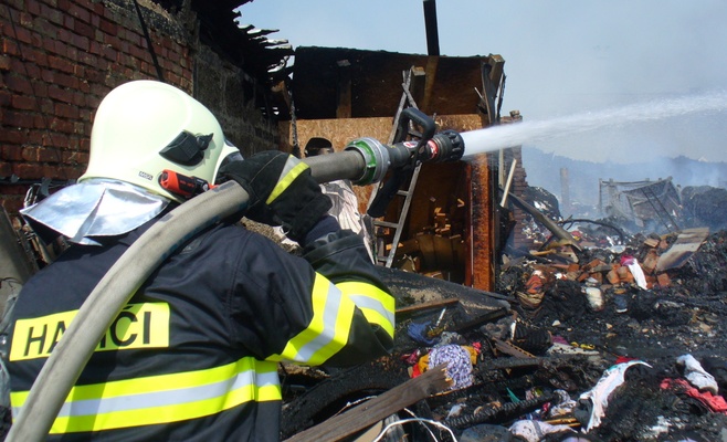 В Оломоуце сгорел большой склад текстильных изделий