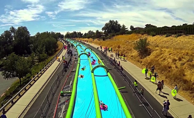В чешских городах установят гигантскую водную горку