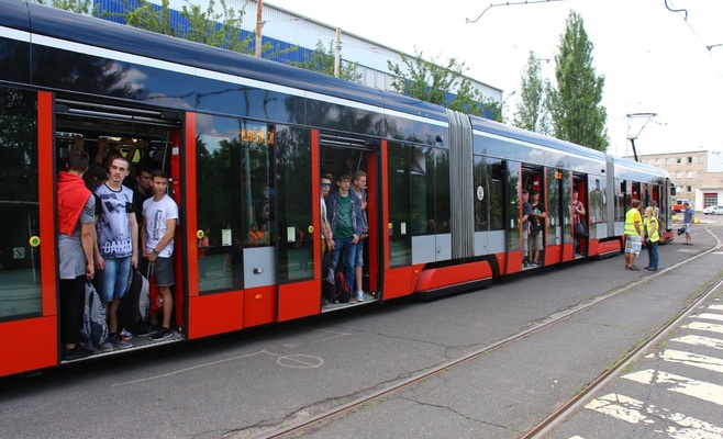 Сколько человек влезет в пражский трамвай или автобус?