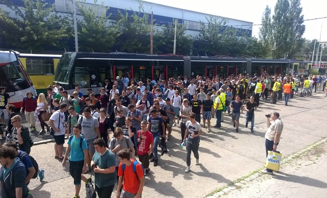 Сколько человек влезет в пражский трамвай или автобус?