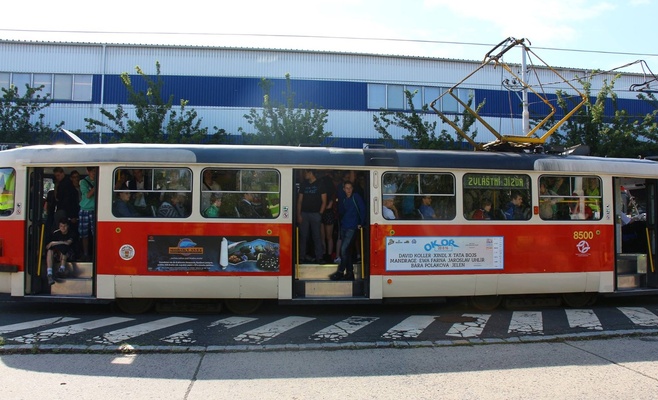 Сколько человек влезет в пражский трамвай или автобус?