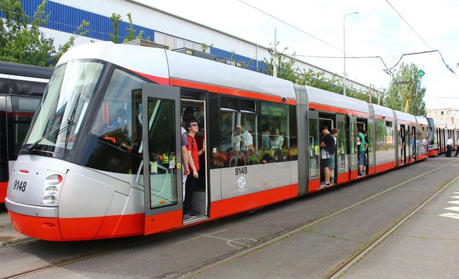 Сколько человек влезет в пражский трамвай или автобус?