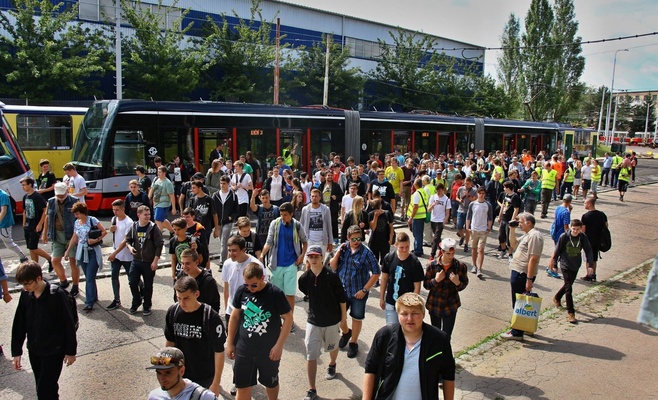 Сколько человек влезет в пражский трамвай или автобус?