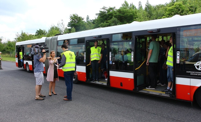 Сколько человек влезет в пражский трамвай или автобус?