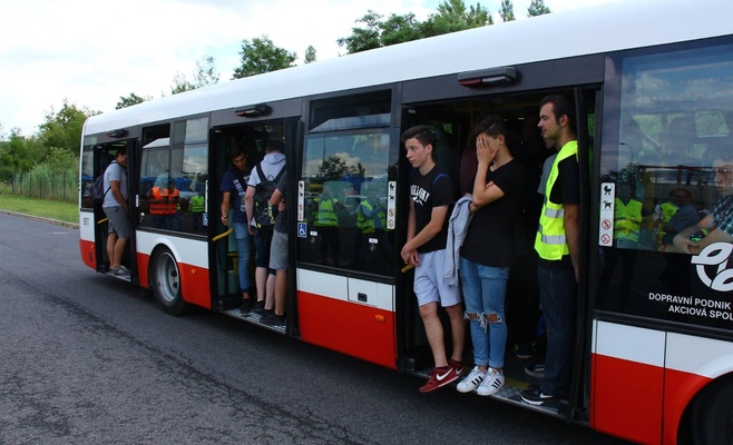 Сколько человек влезет в пражский трамвай или автобус?