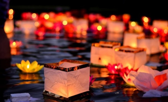 Совместный запуск водных фонариков