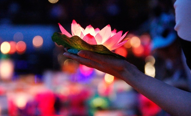 Совместный запуск водных фонариков