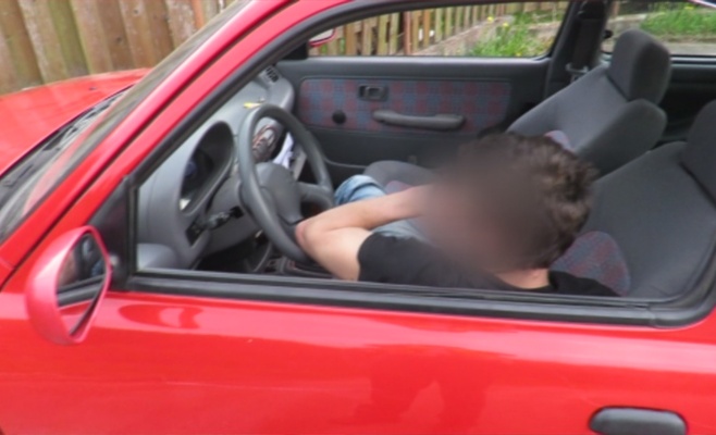 Обкуренный водитель ползал перед полицейскими на коленях