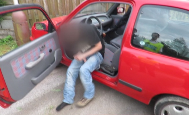 Обкуренный водитель ползал перед полицейскими на коленях