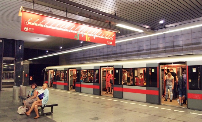 Станция метро «Музеум» была закрыта из-за подозрительной сумки