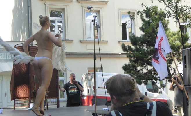 «Инициатива Мартина Конвички» провела перед мечетью в Брно «Рамадан по-чешски»