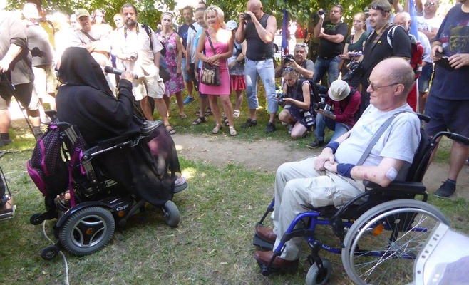 «Инициатива Мартина Конвички» провела перед мечетью в Брно «Рамадан по-чешски»