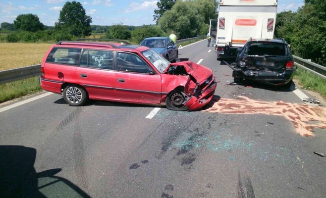 Из-за отвалившегося колеса грузовика в аварии попали 7 автомобилей