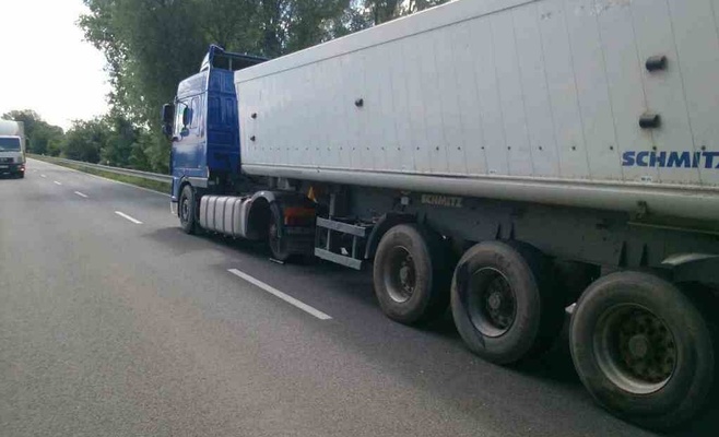 Из-за отвалившегося колеса грузовика в аварии попали 7 автомобилей