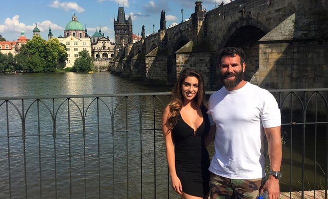 Миллионер Дэн Билзерян предложил 0,5 млн тому, кто переплывёт через Влтаву