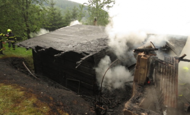 Молния подожгла деревянный коттедж в городе Тржинец