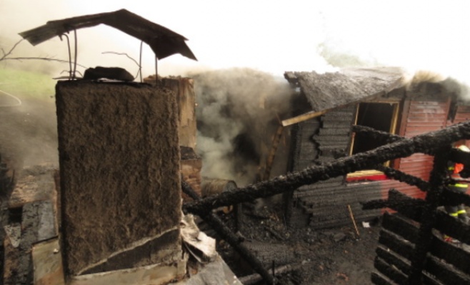 Молния подожгла деревянный коттедж в городе Тржинец