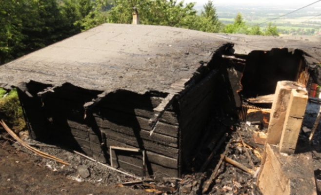 Молния подожгла деревянный коттедж в городе Тржинец