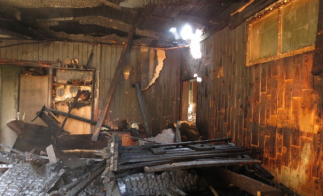 Молния подожгла деревянный коттедж в городе Тржинец