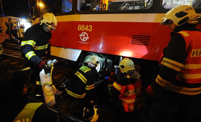 Пьяный мужчина попал в Праге под трамвай, другой пьяный — под поезд