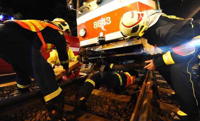 Пьяный мужчина попал в Праге под трамвай, другой пьяный — под поезд