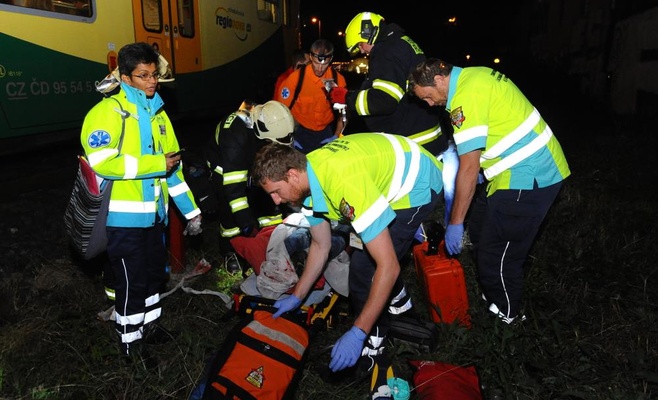 Пьяный мужчина попал в Праге под трамвай, другой пьяный — под поезд