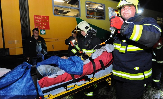 Пьяный мужчина попал в Праге под трамвай, другой пьяный — под поезд