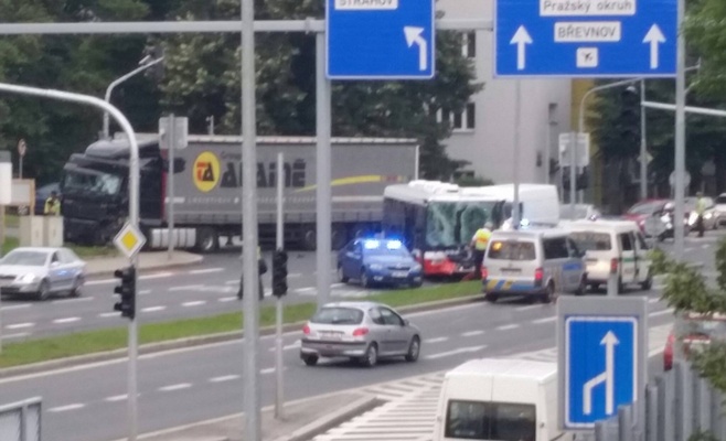 В Праге автобус столкнулся с фурой