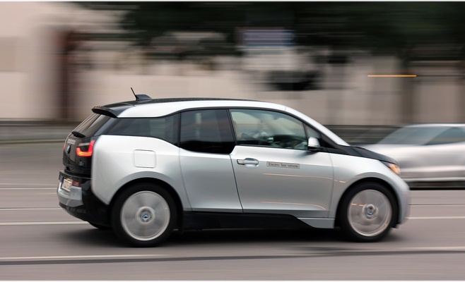 В Праге водители электрокаров смогут парковаться за 100 крон в год