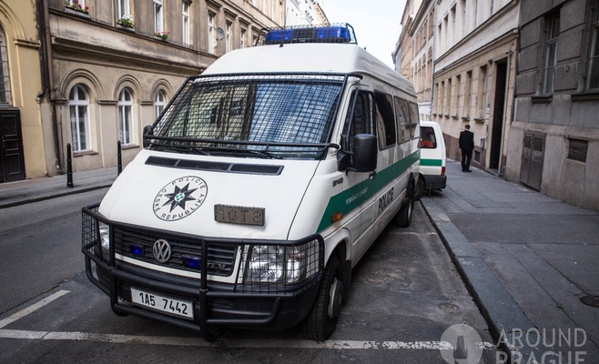 В Праге в ходе операции спецназ задержал мужчину, забаррикадировавшегося в квартире