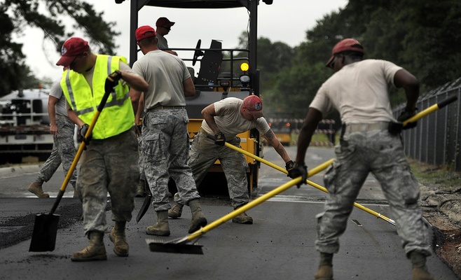 В Праге после дождя провалился асфальт