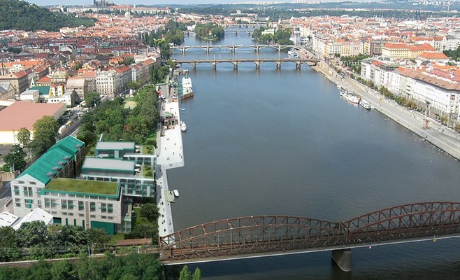 На набережной в Праге откроется потрясающий стеклянный отель
