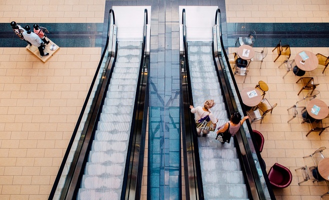 В Чехии преступники пробурили крышу ТЦ и обокрали его