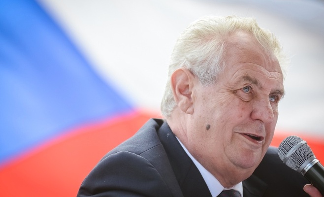 Президент Чехии: Беженцев надо депортировать, а чехам покупать оружие
