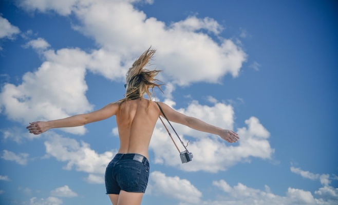 Как наказывают в Чехии девушек за загар топлес?