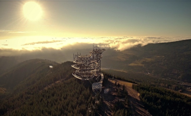Аттракцион «Дорога в облаках»: туристы довольны, местные страдают