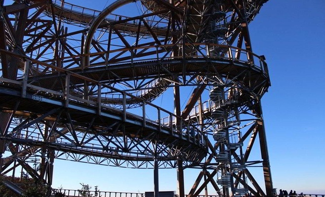 Аттракцион «Дорога в облаках»: туристы довольны, местные страдают