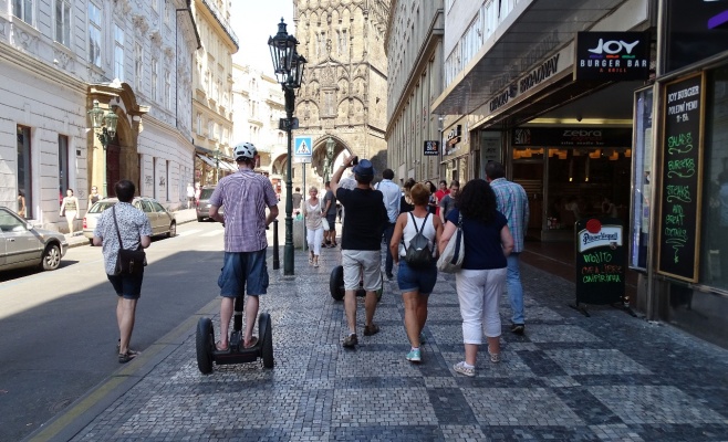 Запрет? По центру Праги можно спокойно кататься на сегвеях