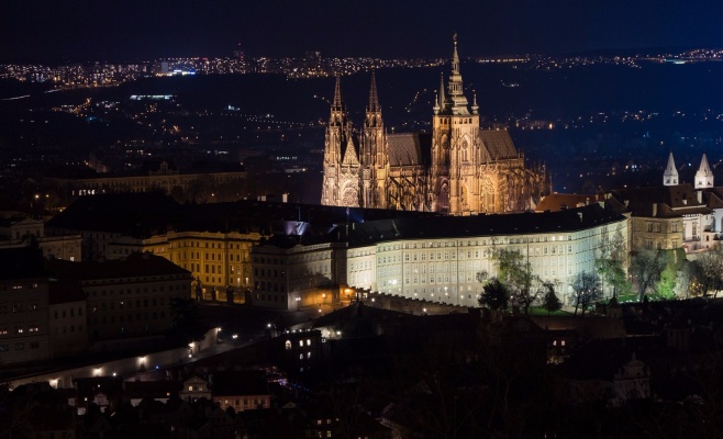 Огромные очереди на Пражском Граде — в силу вступили новые меры безопасности