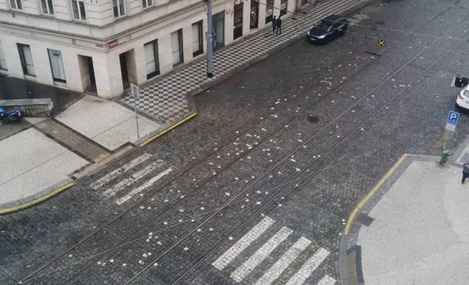 Рабочие в Праге не смогли собрать пазл пешеходного перехода