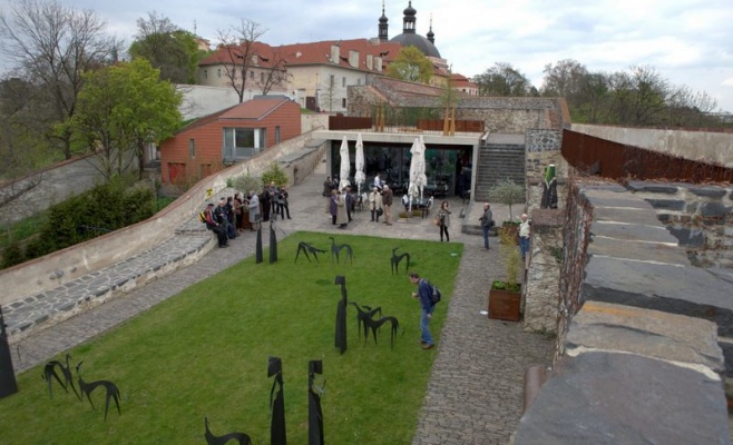 Выставка скульптур «Все летит кувырком, но жизнь продолжается»