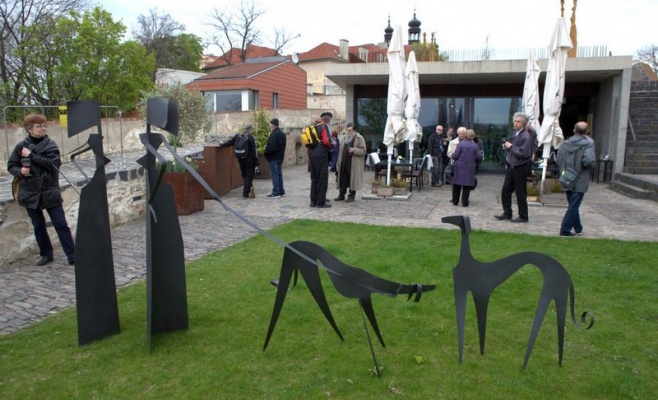 Выставка скульптур «Все летит кувырком, но жизнь продолжается»