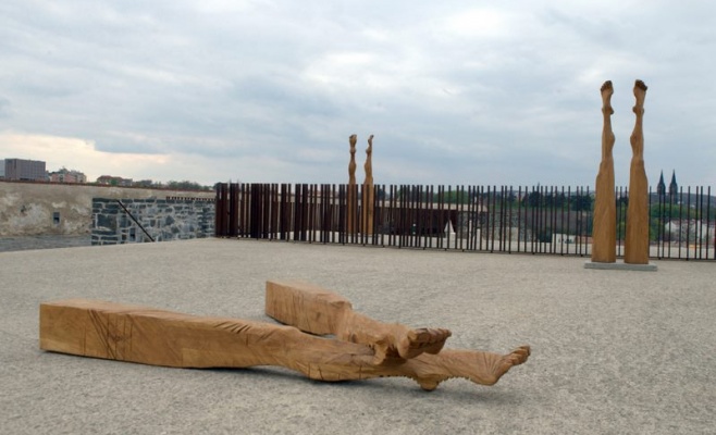 Выставка скульптур «Все летит кувырком, но жизнь продолжается»