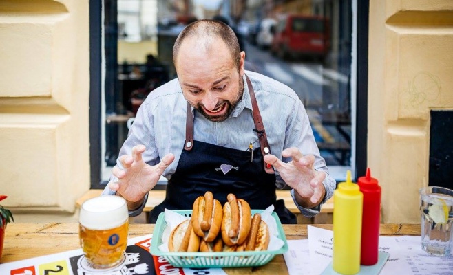 Конкурс на скоростное поедание хот-догов Mr.HotDoG 2016