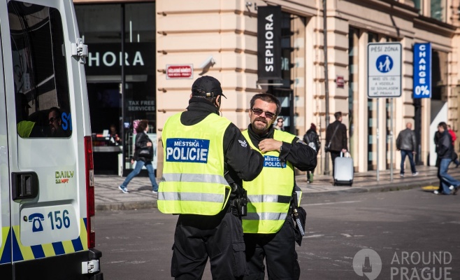 «Террористы» с флагом «Исламского государства» навели панику в центре Праги