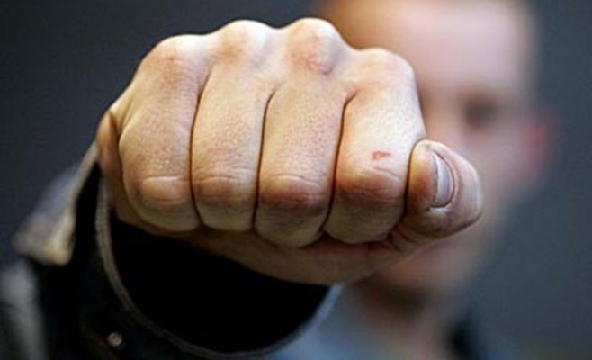 За избиение двух девушек и парня три иностранца будут депортированы