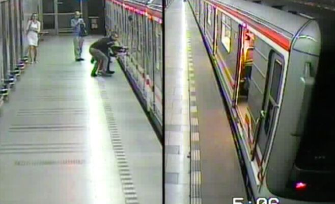 Молодые чехи нарисовали граффити на приезжающем на станцию поезде