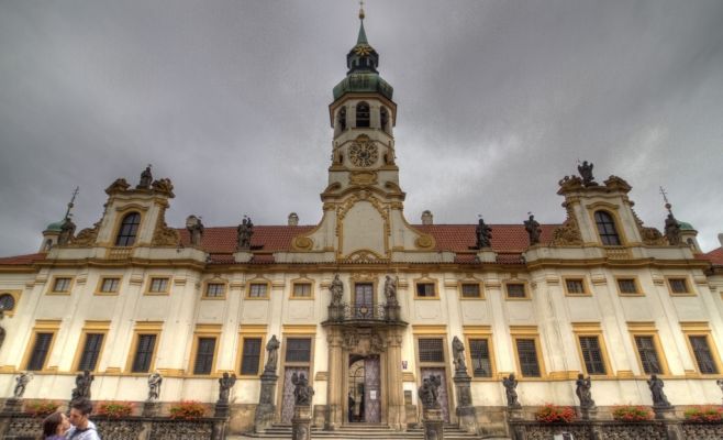 Динценхофер и Лорета: история фасада