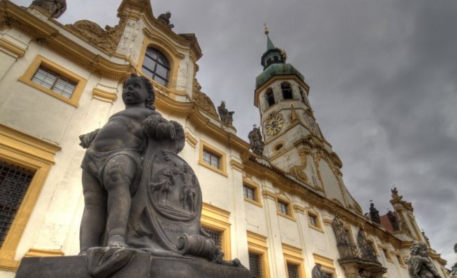 Динценхофер и Лорета: история фасада